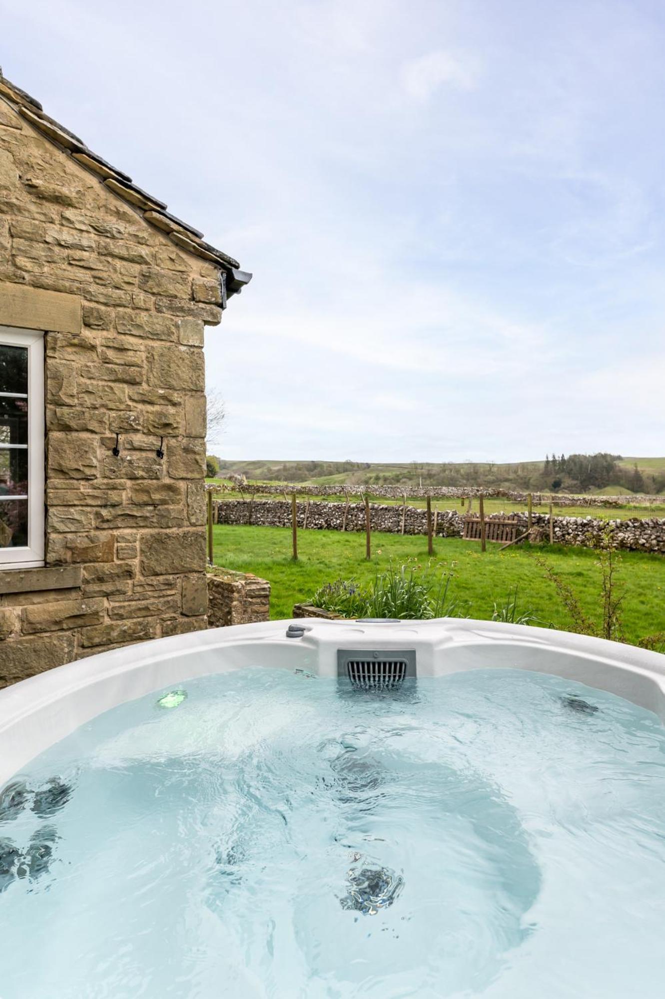 Central Malham Wellbeing Escape With Hot Tub Sleeps 8 Εξωτερικό φωτογραφία